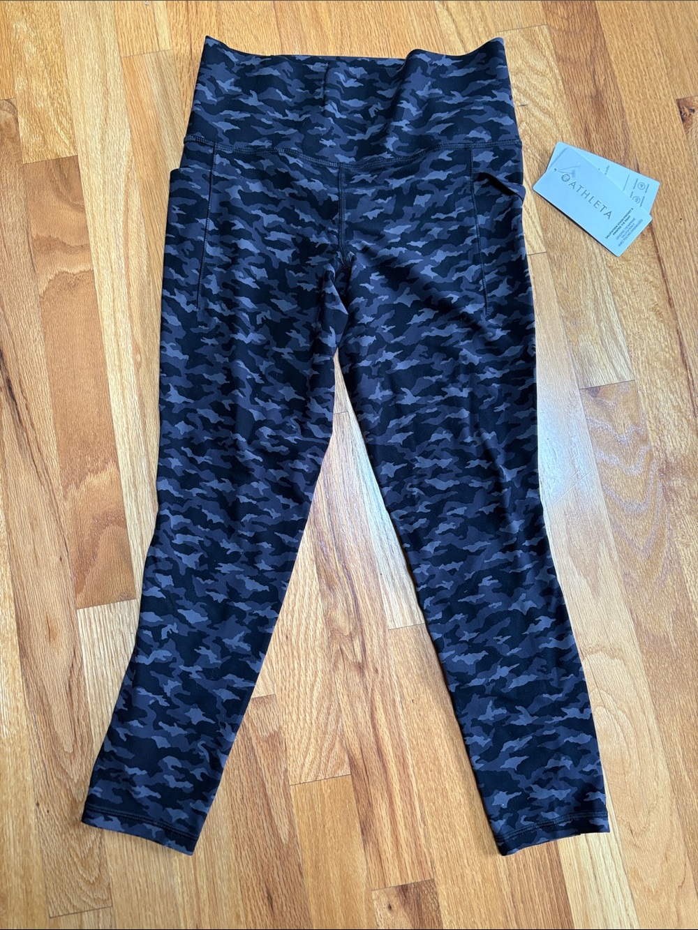 Athleta Women’s ' Black Camo High-Rise Salutation Stash 7/8 Leggings